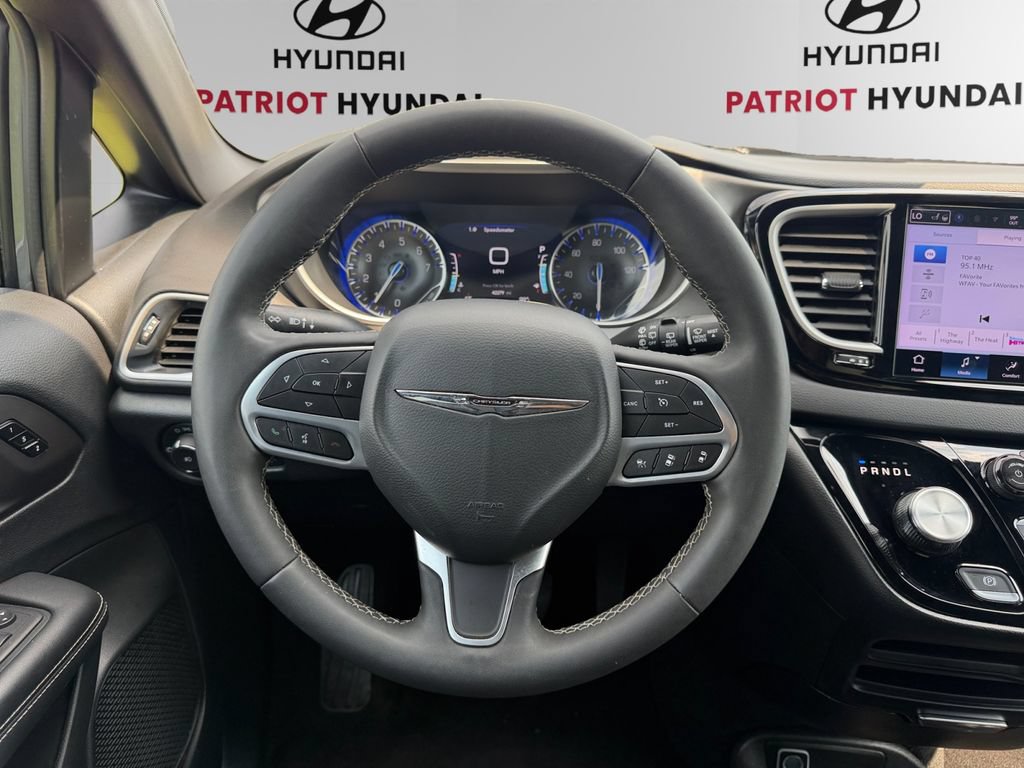 Used 2025 Chrysler Pacifica Select FWD image 12
