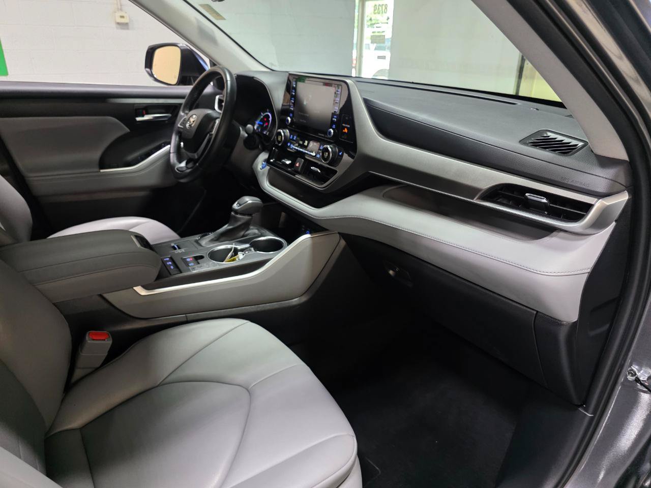 Used 2022 Toyota Highlander XLE AWD/4WD image 28