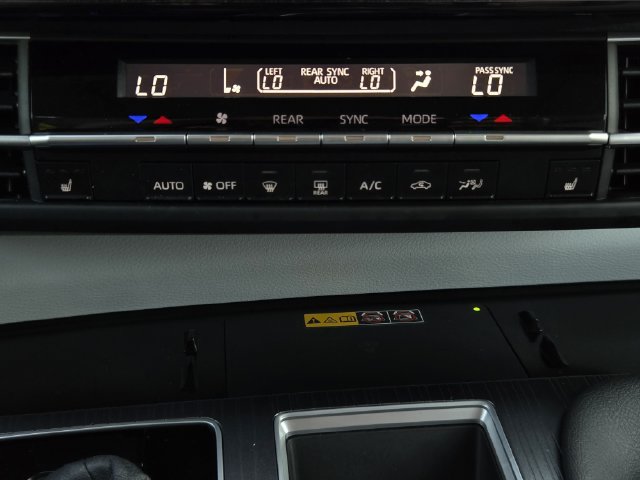 Certified 2025 Toyota Sienna XLE FWD image 17