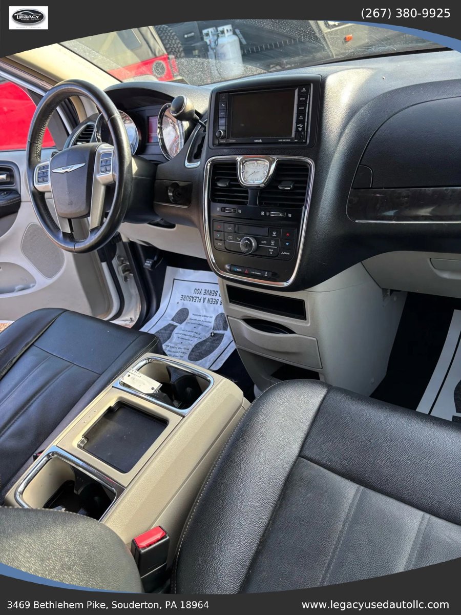 Used 2016 Chrysler Town & Country Touring FWD image 70