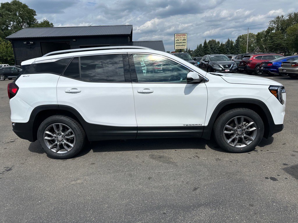 Used 2022 GMC Terrain SLT image 2