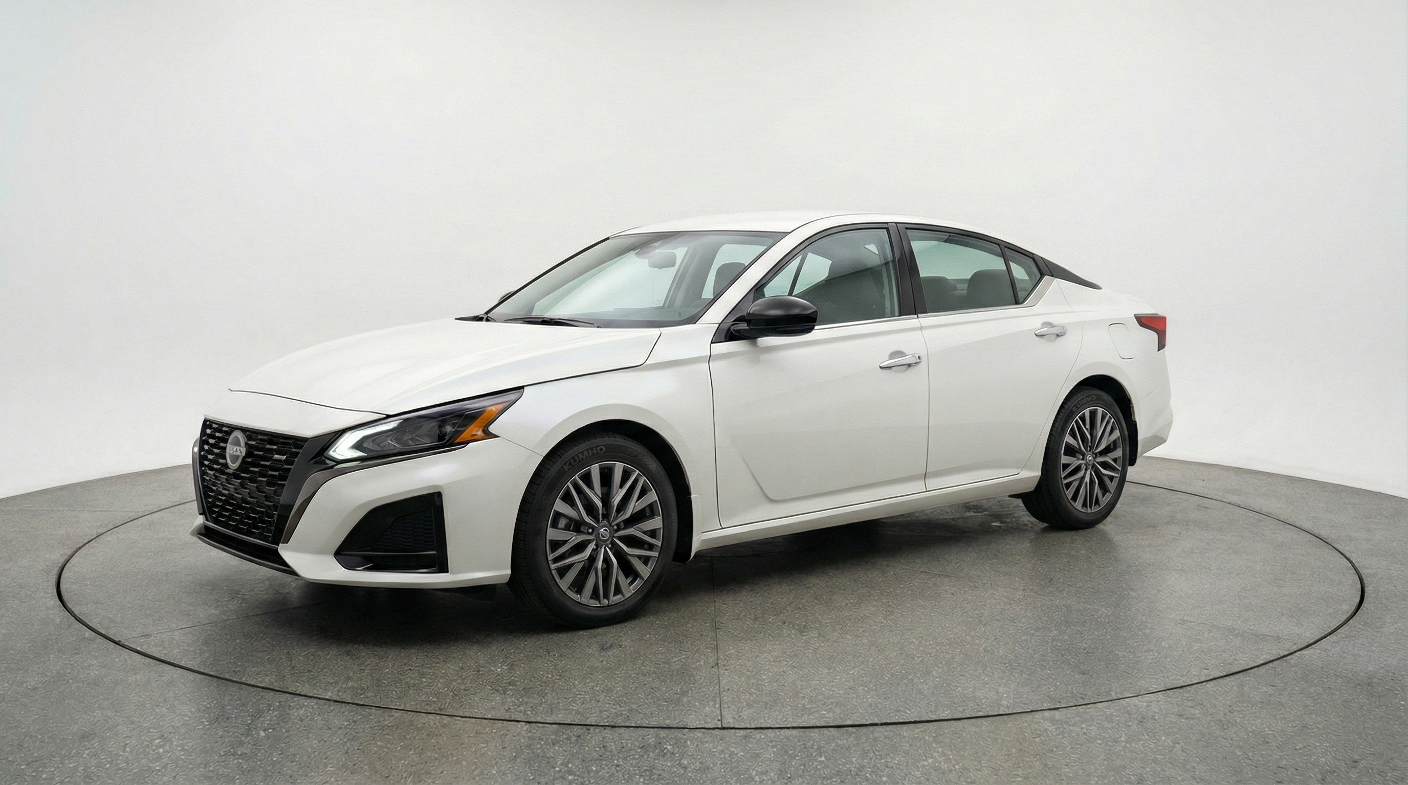 Used 2025 Nissan Altima 2.5 SV image 3