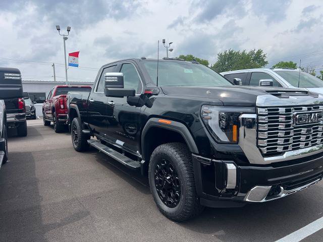 New 2026 GMC Sierra 3500 Denali w/ LPO, Black Badging Package AWD/4WD image 3