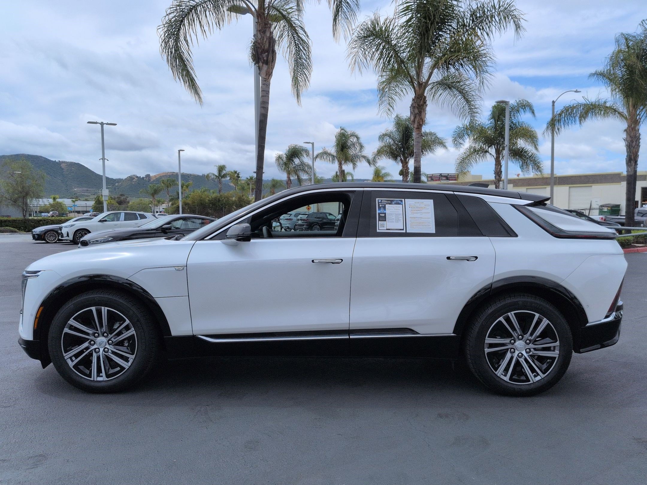 Used 2025 Cadillac Lyriq Luxury image 7