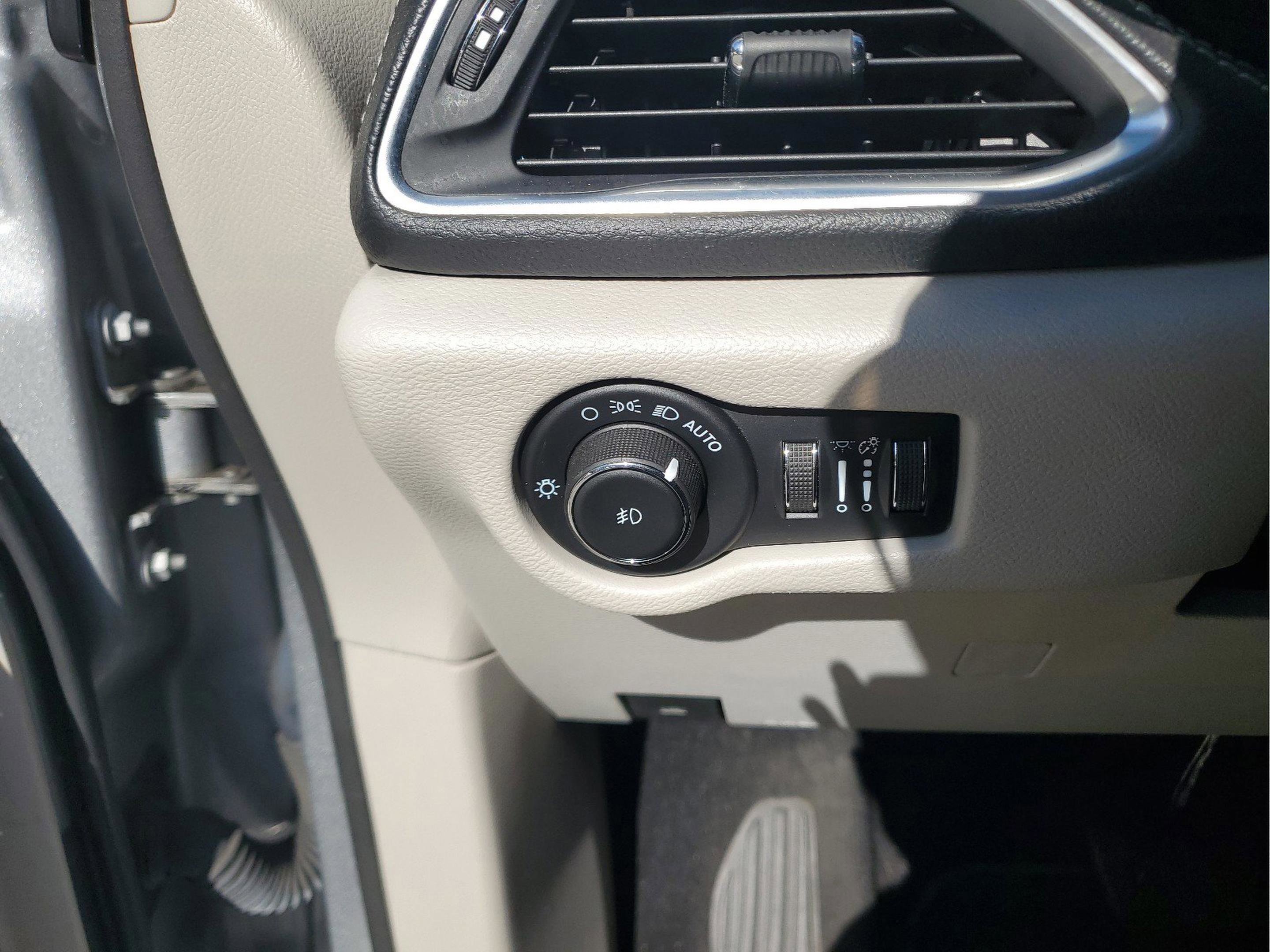 Used 2021 Chrysler Pacifica Limited AWD/4WD image 24