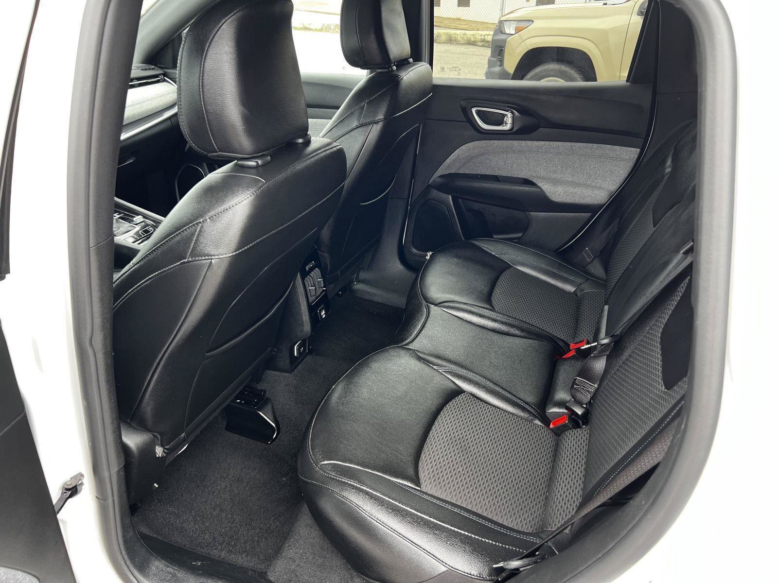 Used 2025 Jeep Compass Latitude AWD/4WD image 14