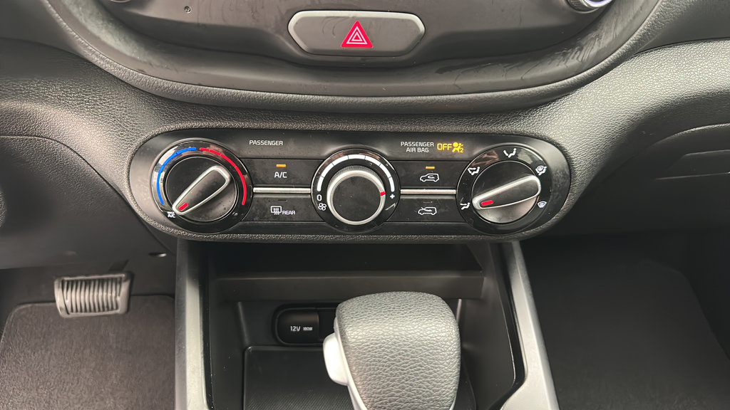 Used 2025 Kia Soul LX w/ LX Technology Package FWD image 17