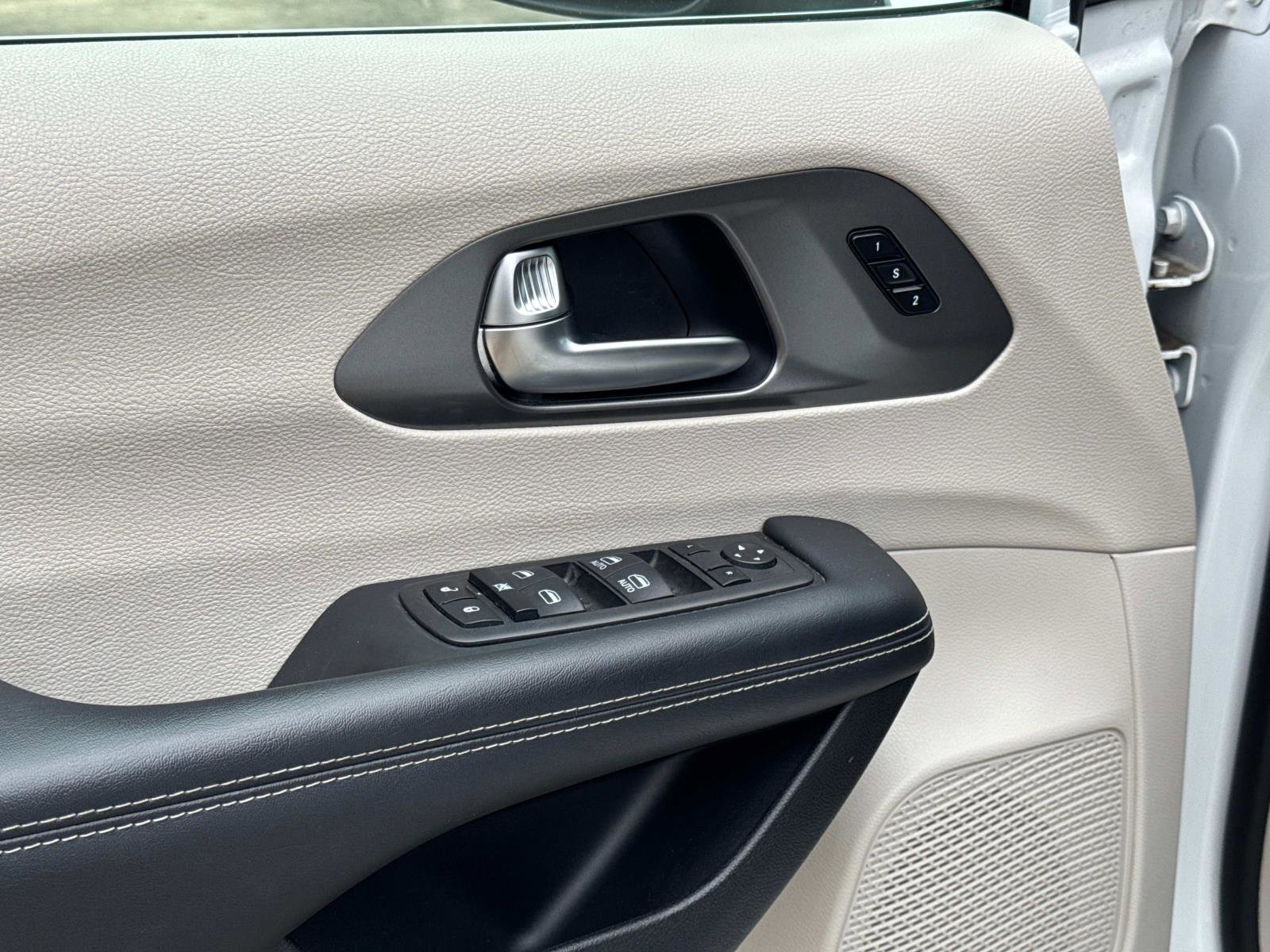Certified 2023 Chrysler Pacifica Touring-L image 17