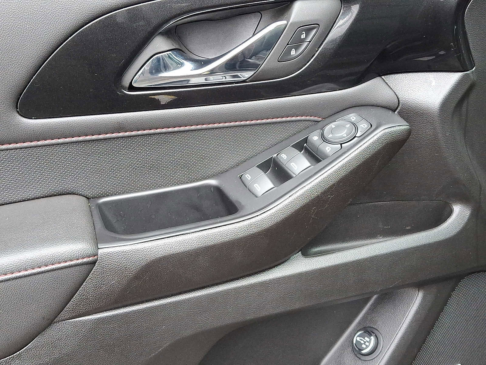 Used 2023 Chevrolet Traverse RS image 12