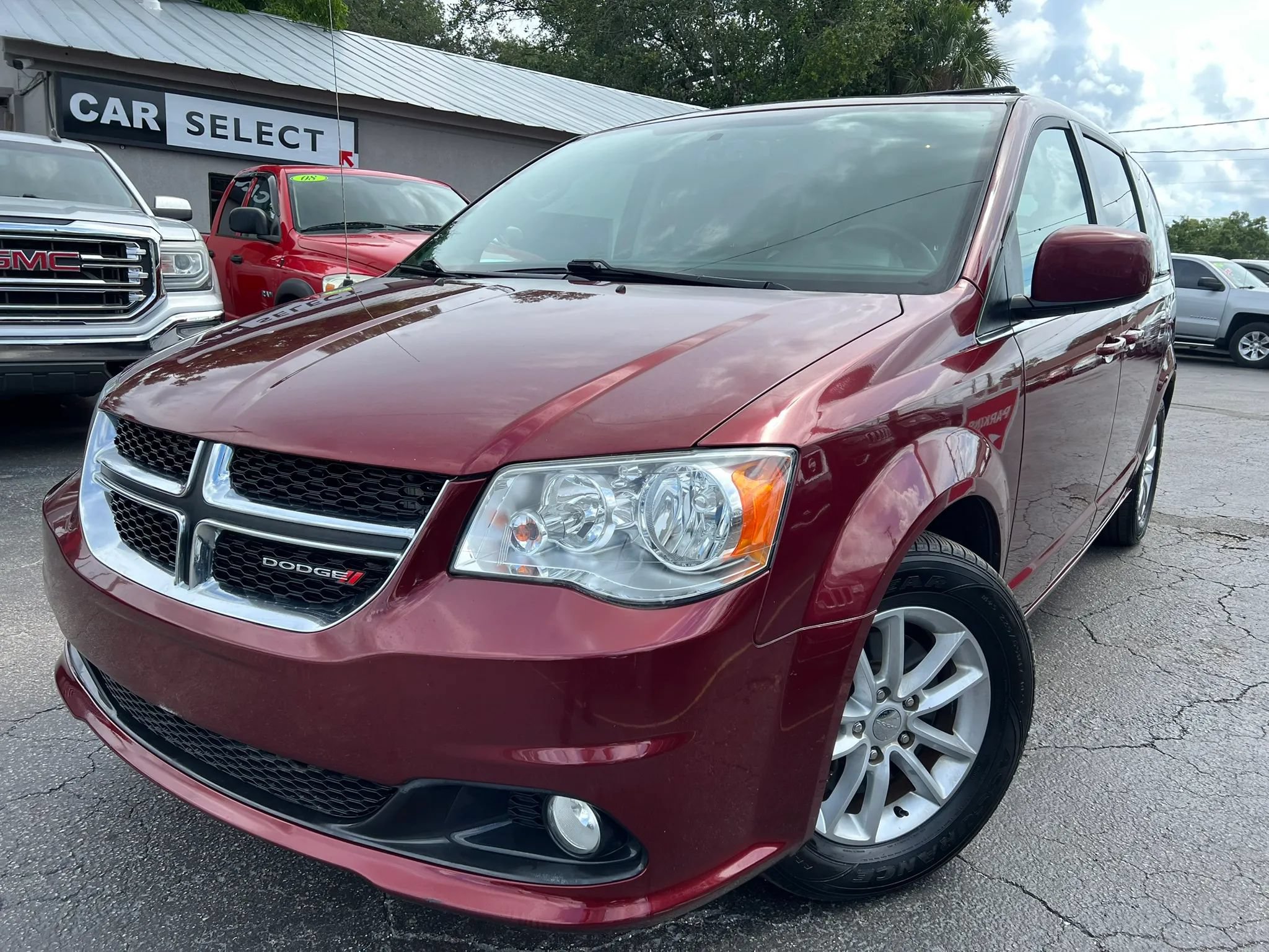 Used 2018 Dodge Grand Caravan SXT FWD image 1