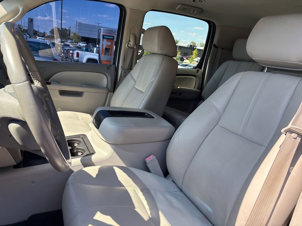 Used 2011 Chevrolet Suburban LT RWD image 11