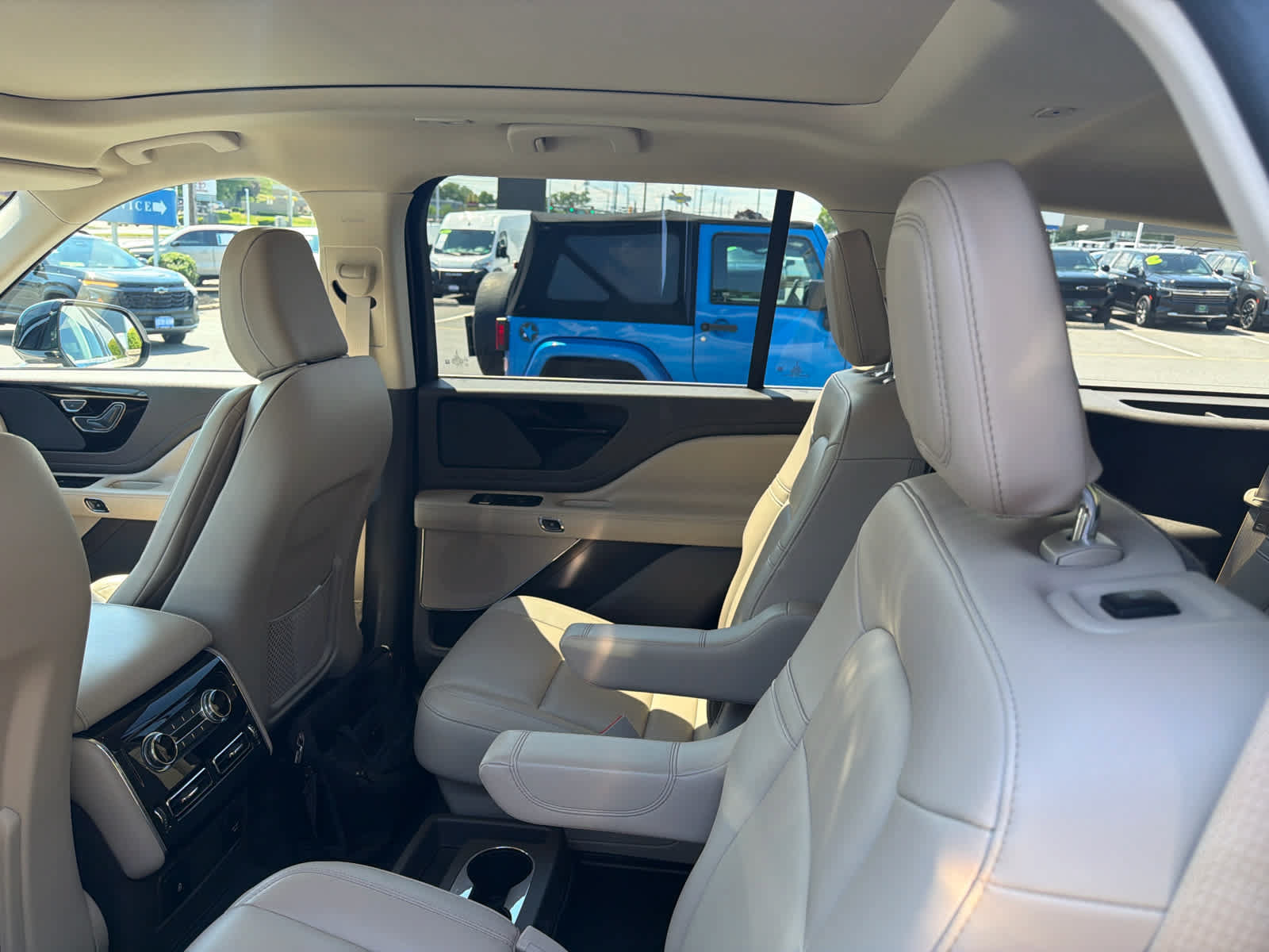 Used 2022 Lincoln Aviator AWD w/ Premium Package image 7