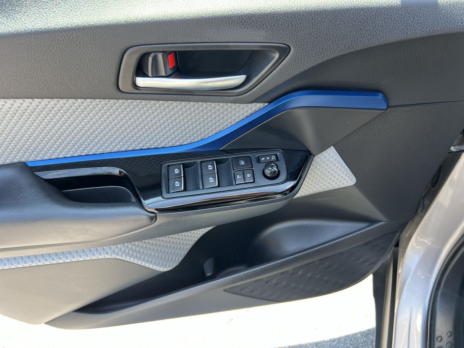 Used 2019 Toyota C-HR XLE FWD image 14