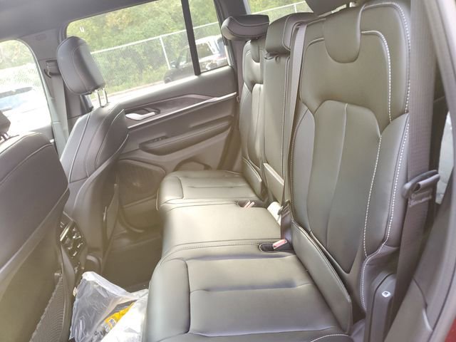 New 2025 Jeep Grand Cherokee Limited w/ Black Appearance Package image 16