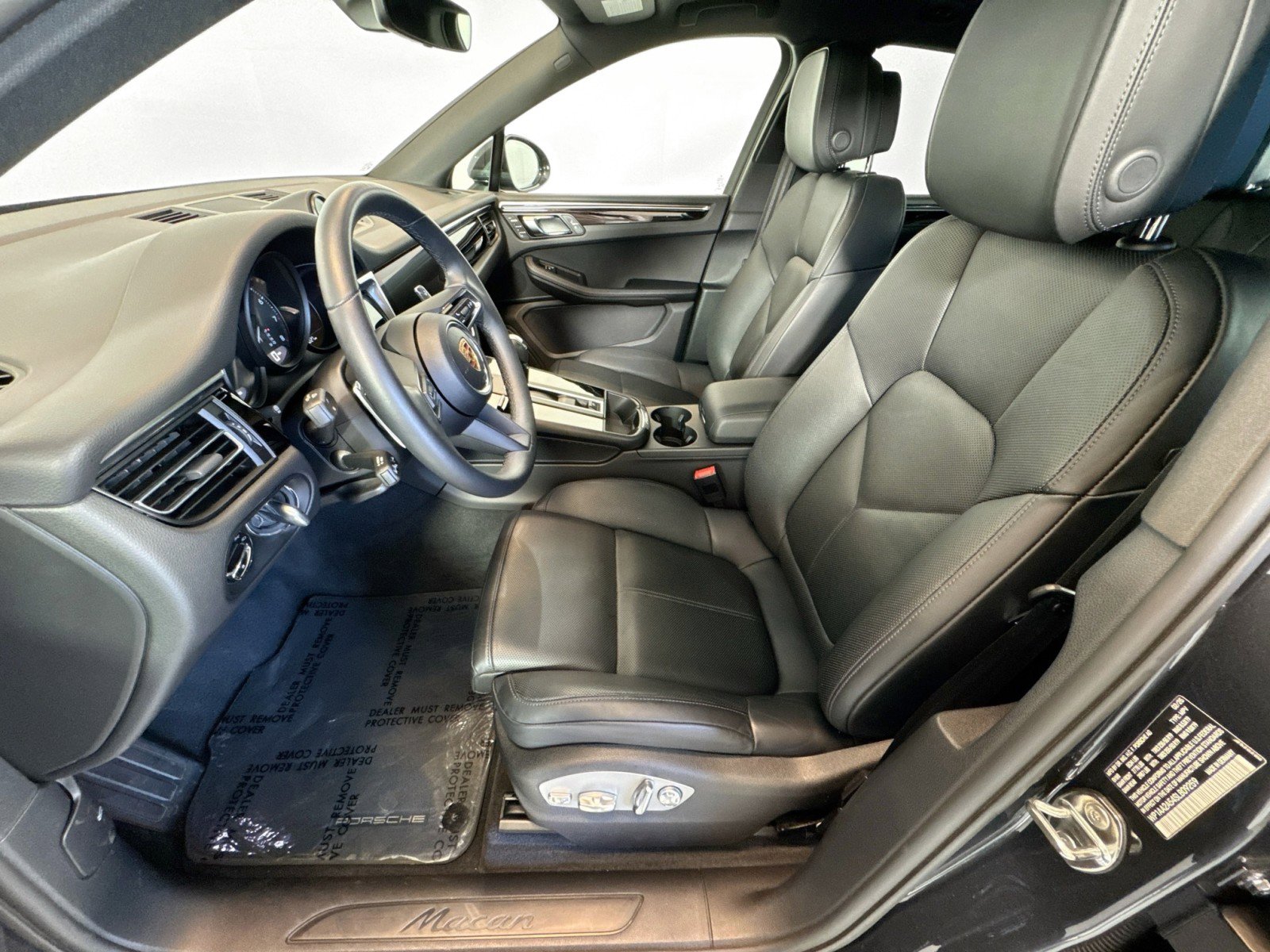 Certified 2025 Porsche Macan AWD/4WD image 5