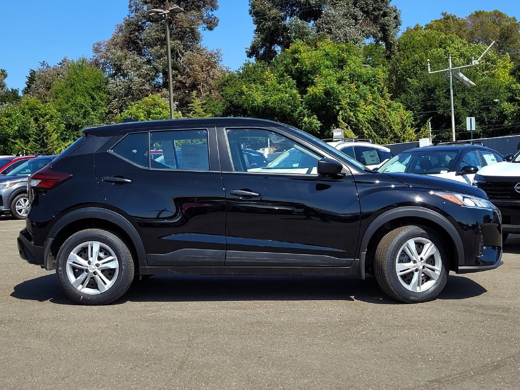 New 2025 Nissan Kicks Play S FWD image 3