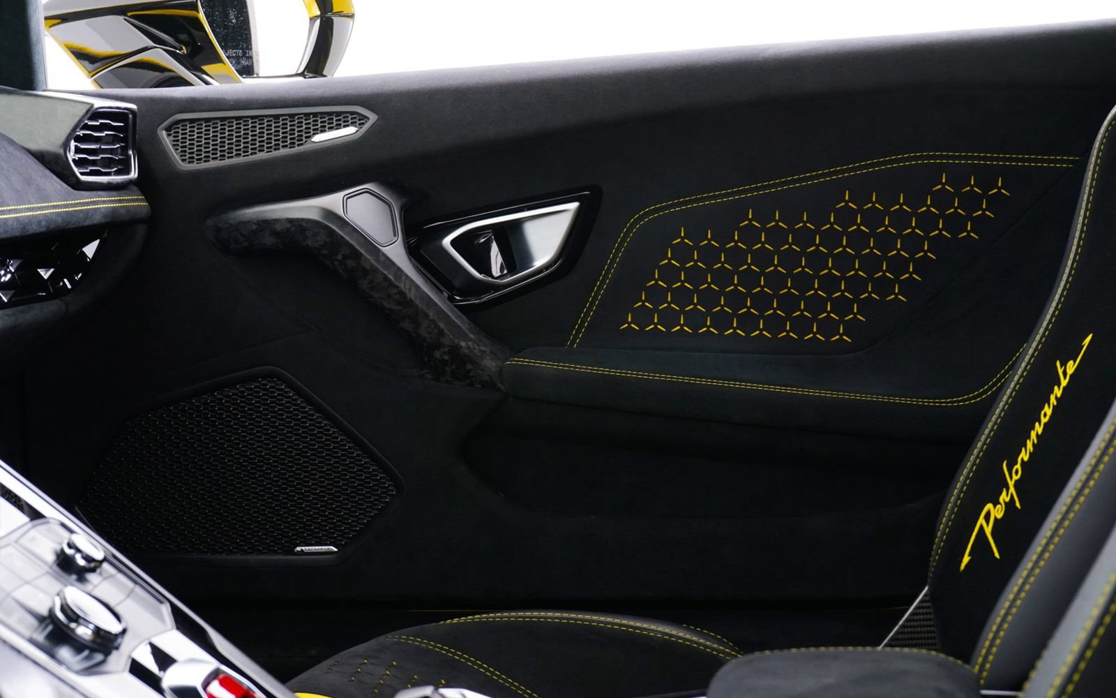Used 2018 Lamborghini Huracan Performante AWD/4WD image 28