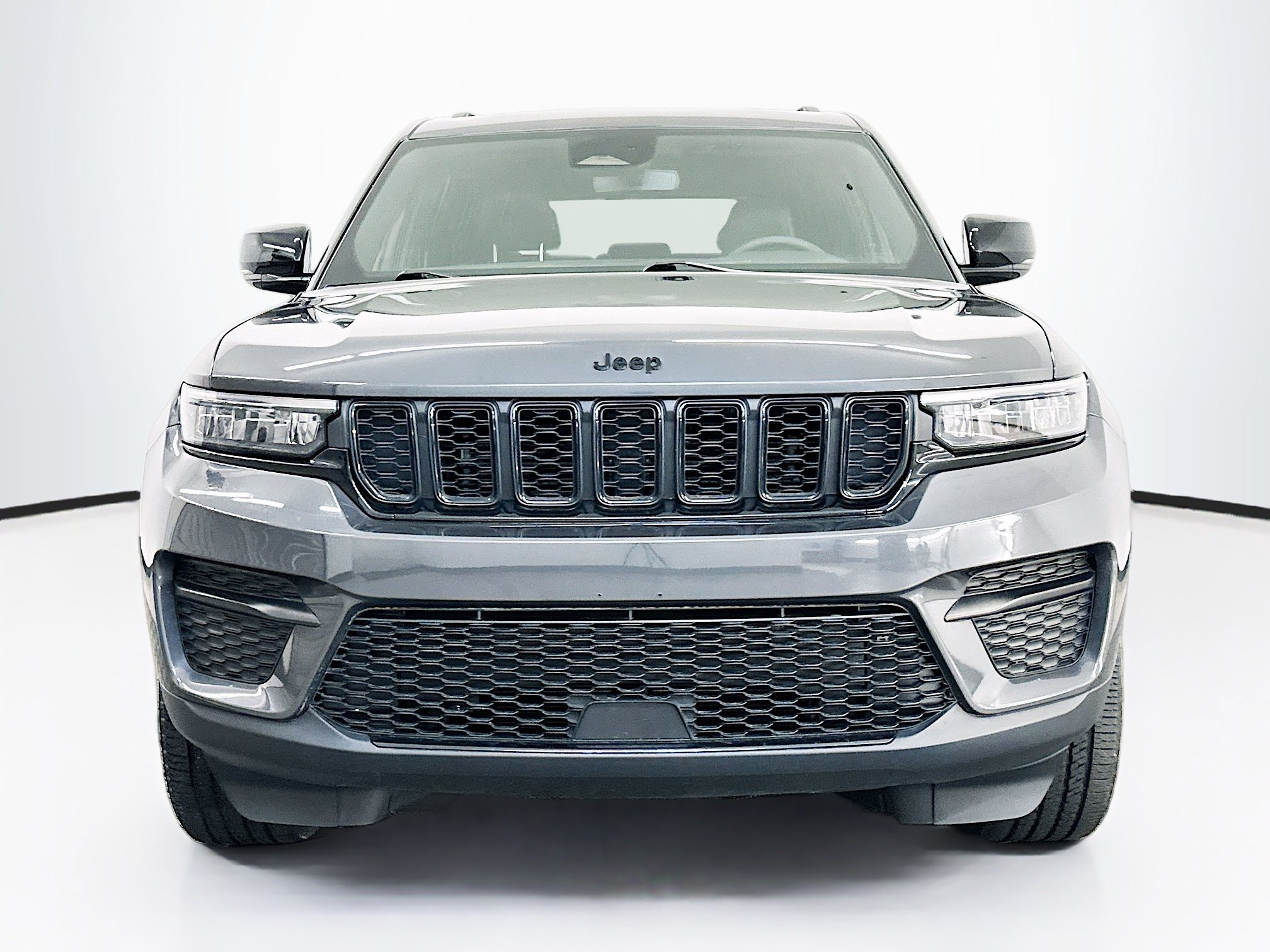 Used 2023 Jeep Grand Cherokee Laredo AWD/4WD image 2