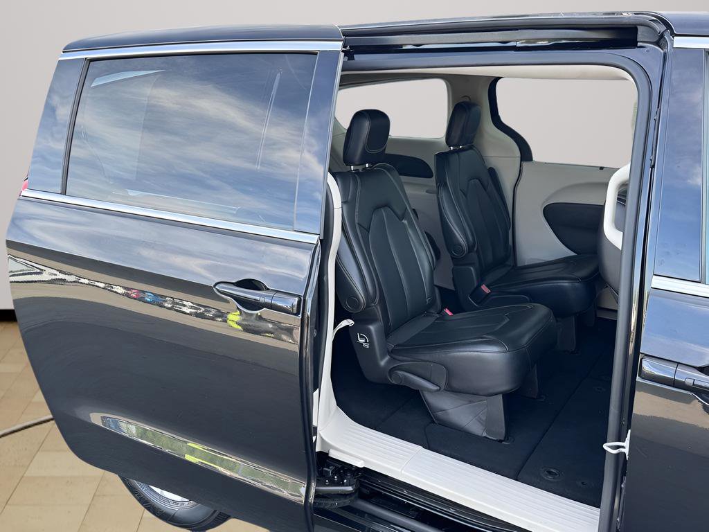 Used 2023 Chrysler Pacifica Touring-L FWD image 31