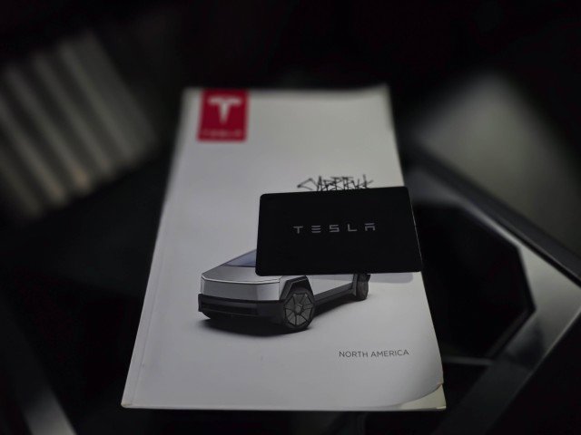 Used 2024 Tesla Cybertruck AWD Crew Cab image 42