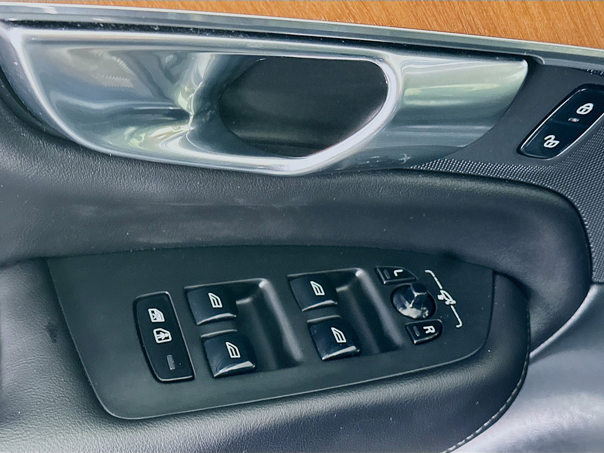 Used 2023 Volvo XC90 B6 Plus image 15