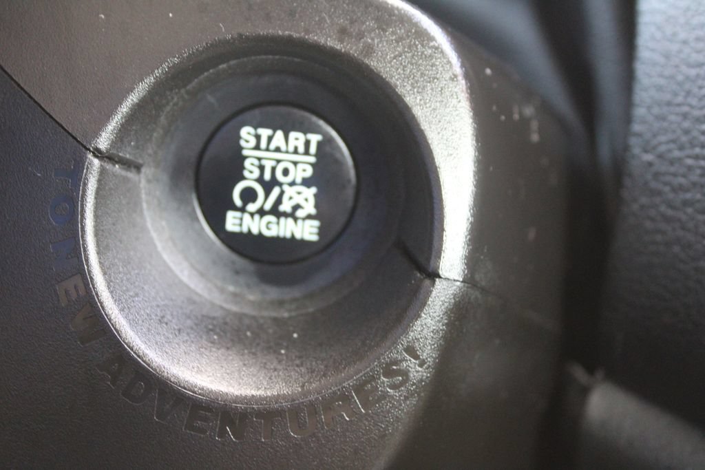 Used 2021 Jeep Renegade Latitude FWD image 32