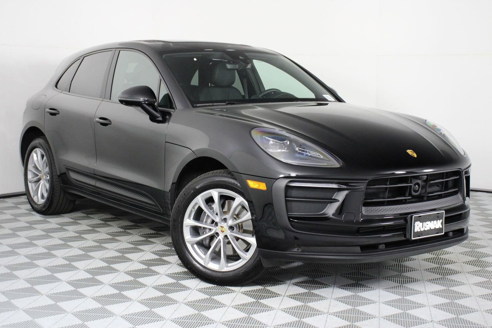 Certified 2025 Porsche Macan image 9