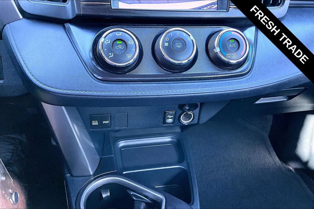Used 2018 Toyota RAV4 LE AWD/4WD image 16