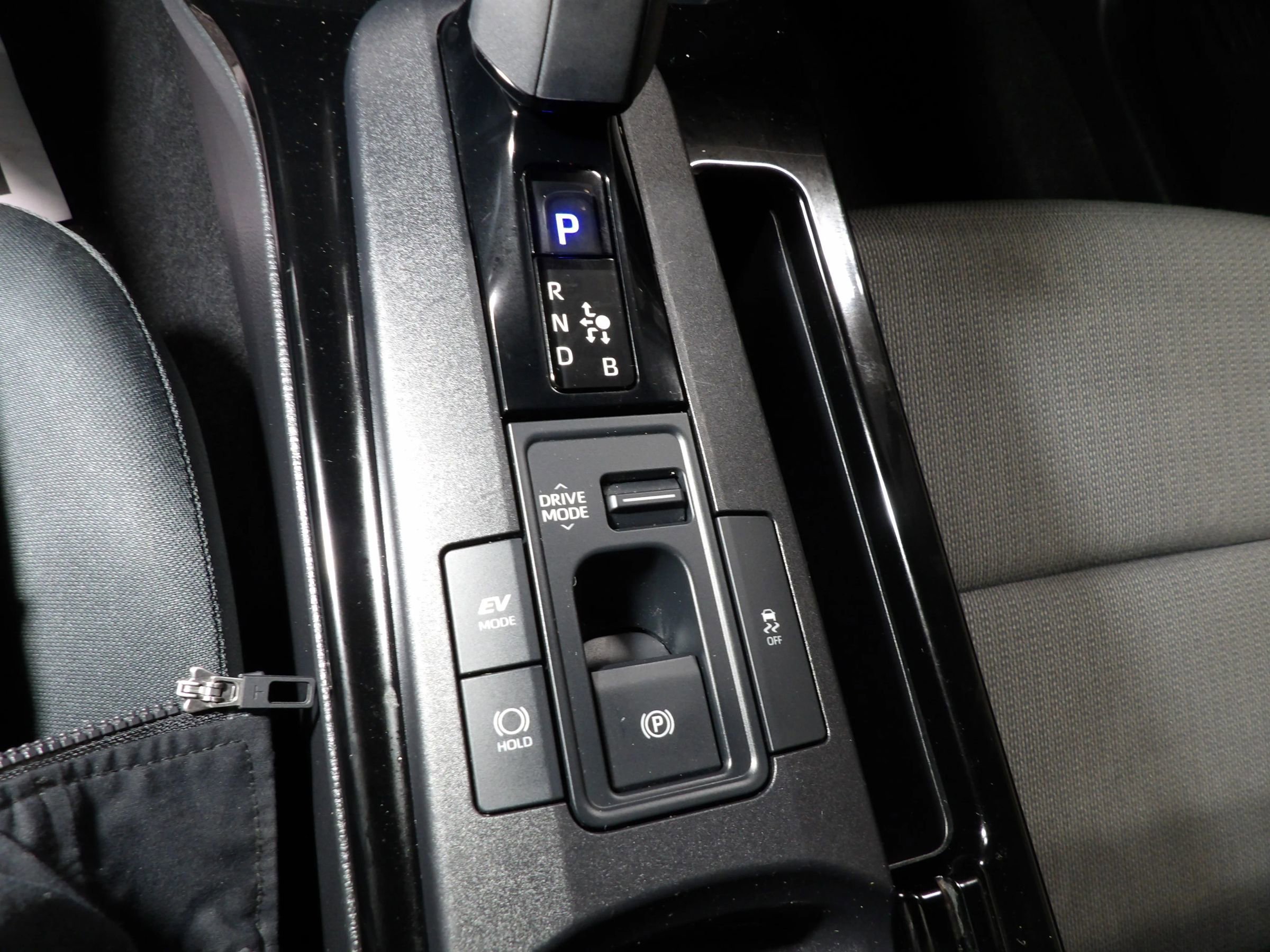 Used 2025 Toyota Prius LE image 16