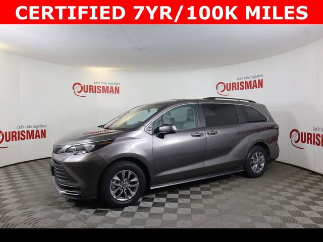 Used 2024 Toyota Sienna LE image 4