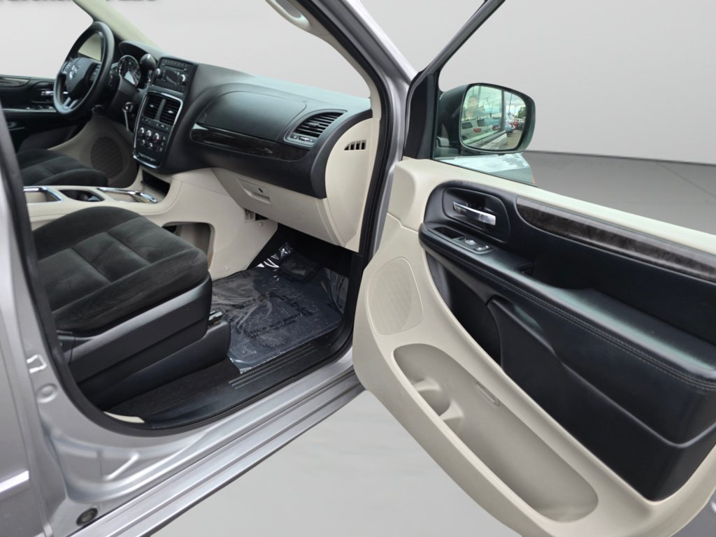 Used 2016 Dodge Grand Caravan SXT FWD image 46