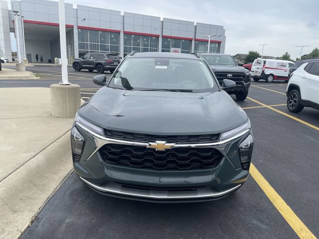 Used 2025 Chevrolet Trax LT FWD image 11