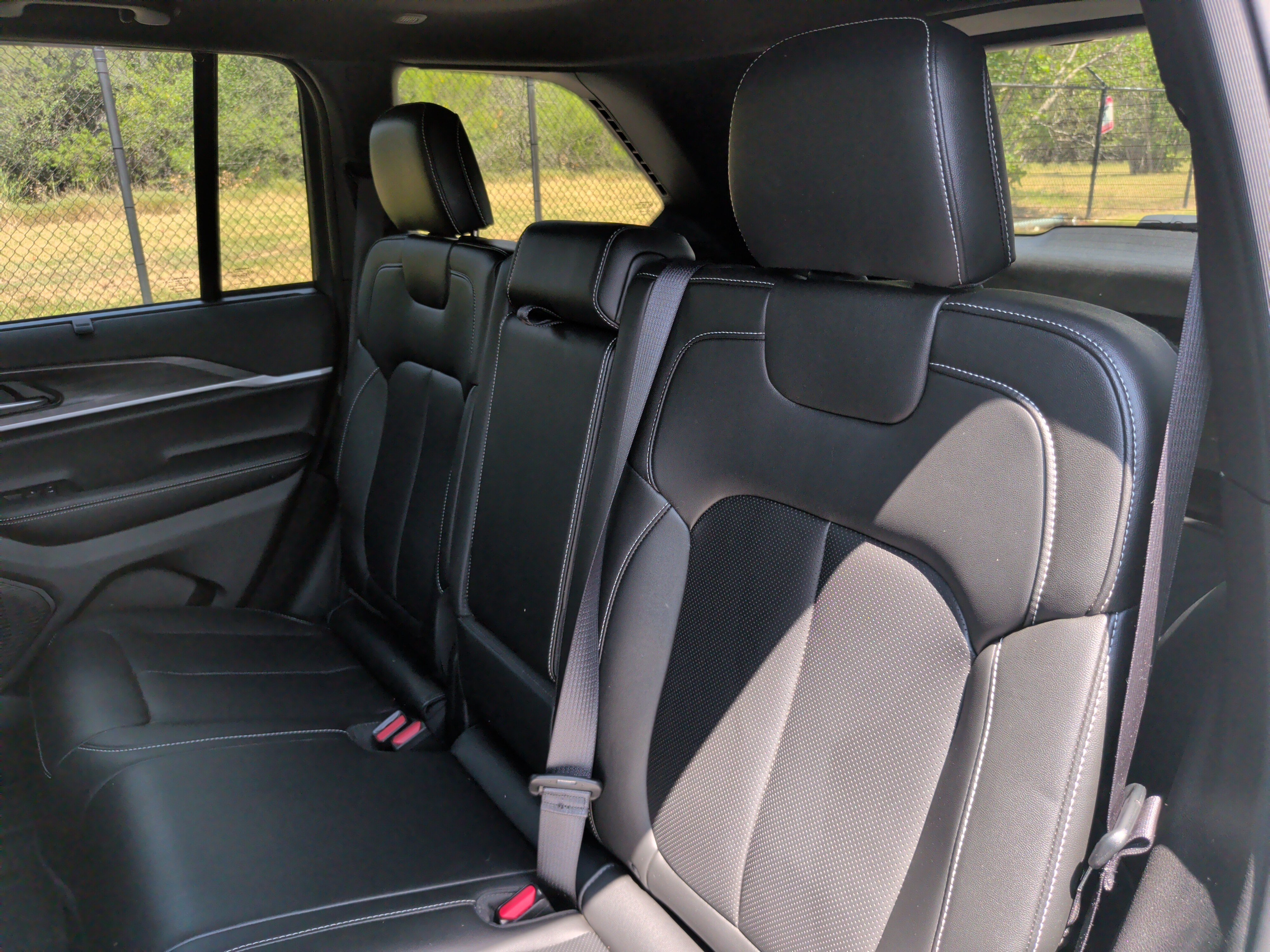 Used 2025 Jeep Grand Cherokee Limited w/ Luxury Tech Group II RWD image 35