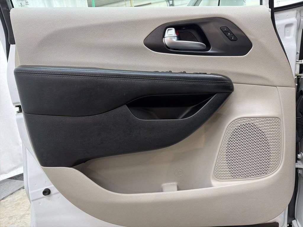Used 2020 Chrysler Pacifica Limited FWD image 38