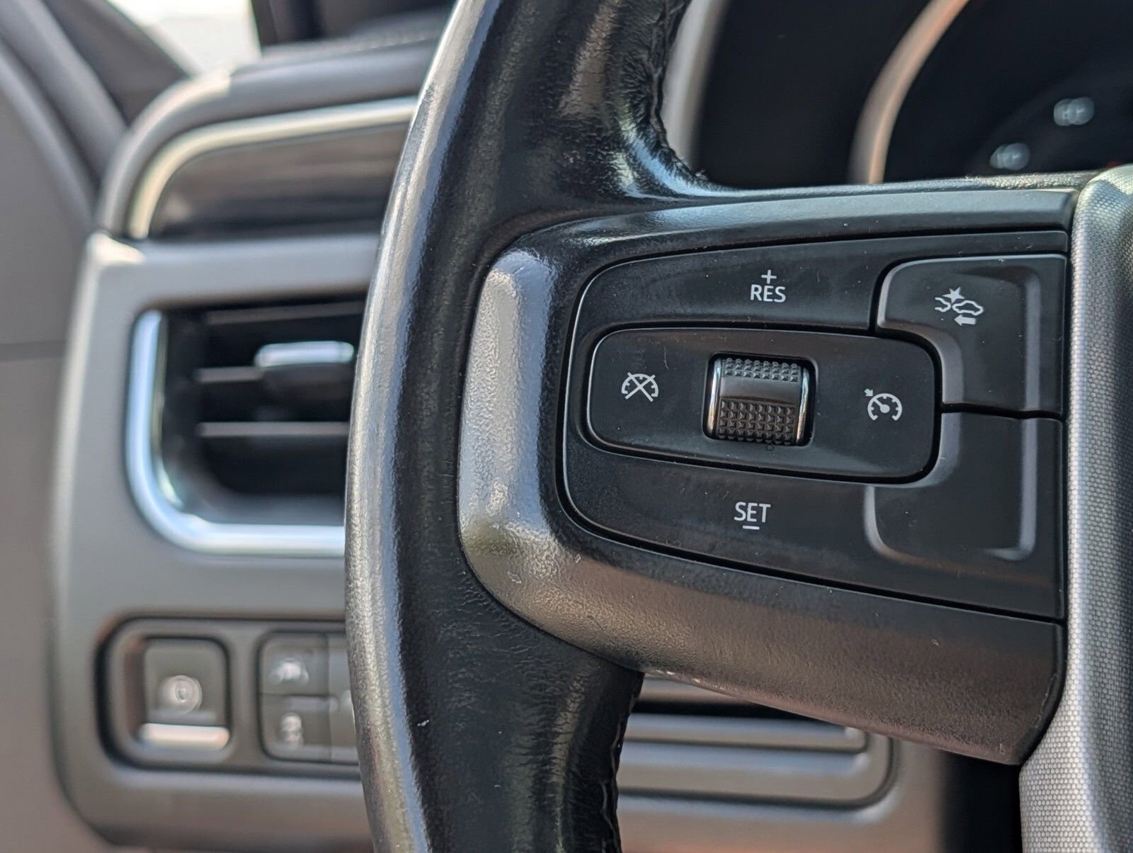 Used 2023 GMC Yukon SLT AWD/4WD image 35