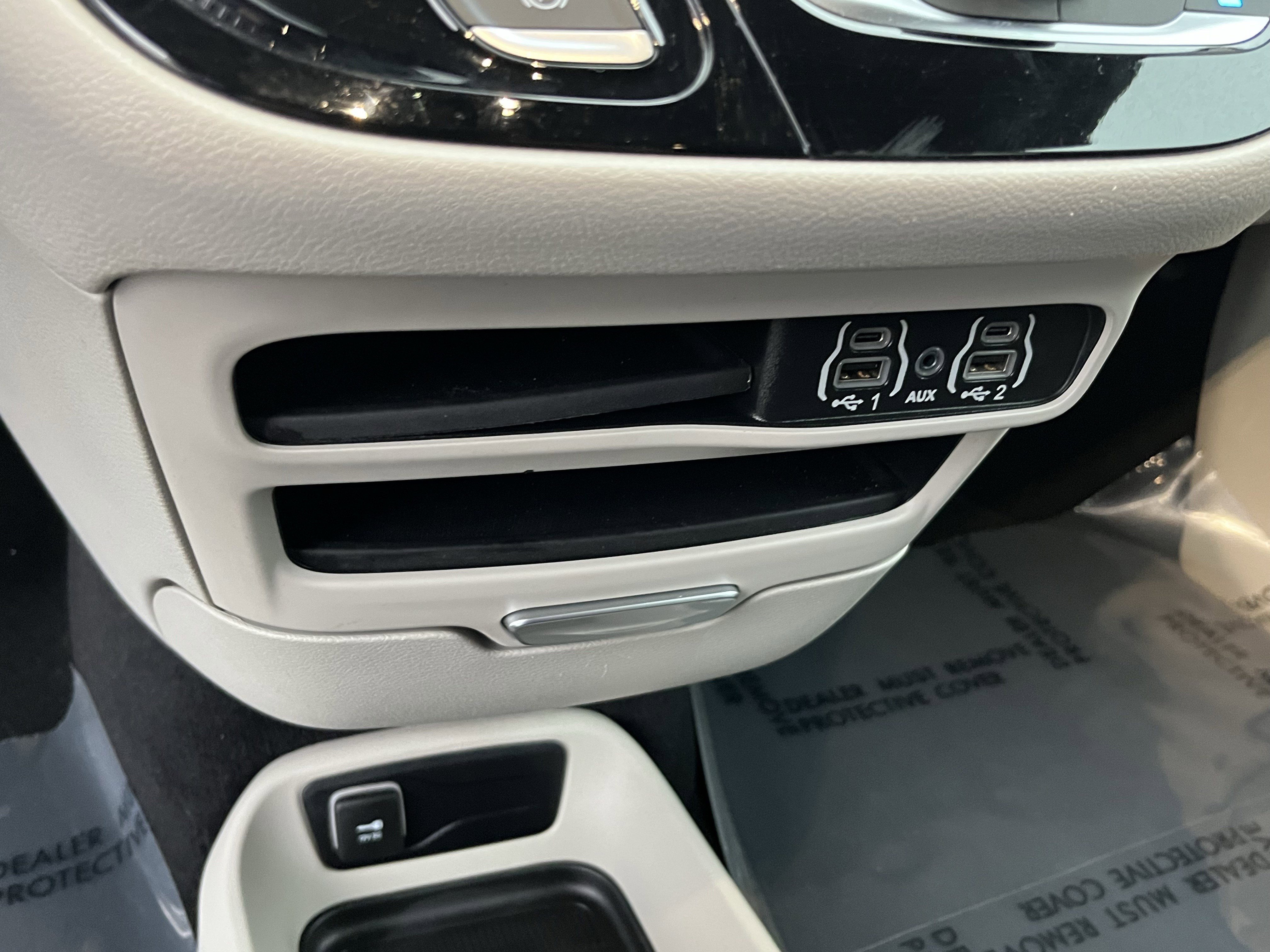 Used 2023 Chrysler Voyager LX image 23