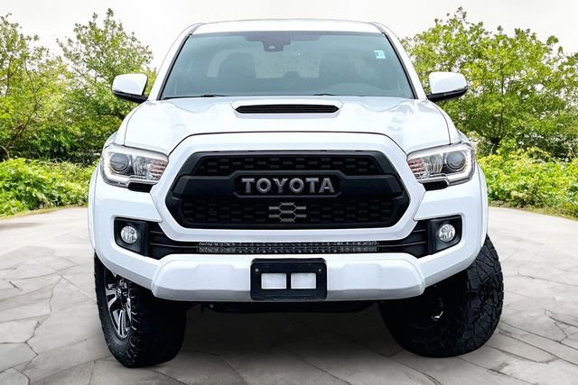 Used 2018 Toyota Tacoma TRD Sport w/ Technology Package AWD/4WD image 3