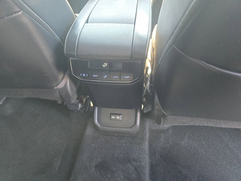 Used 2022 Toyota Highlander XLE AWD/4WD image 13