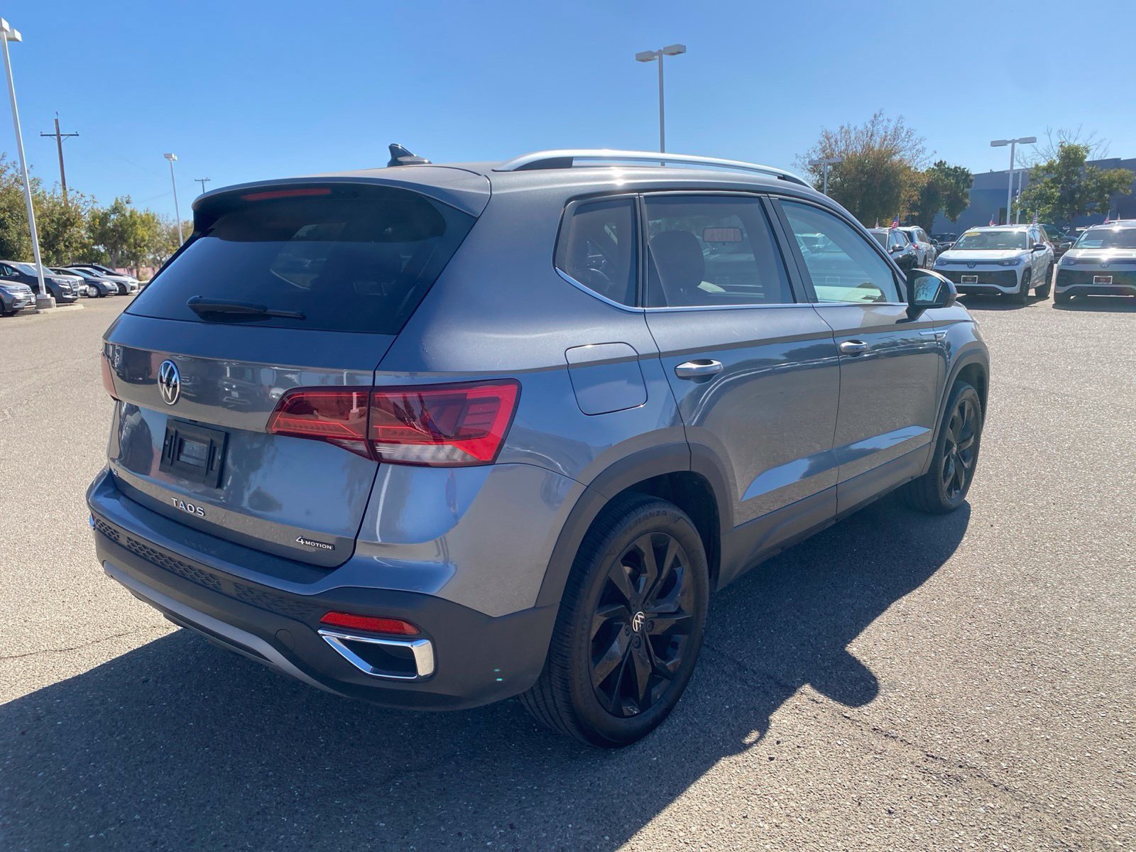 Used 2022 Volkswagen Taos SE FWD image 5