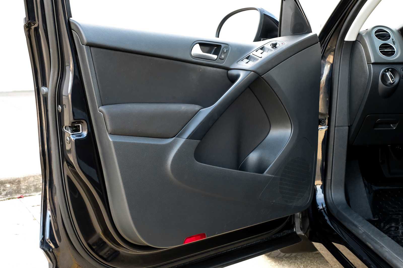 Used 2017 Volkswagen Tiguan S image 39