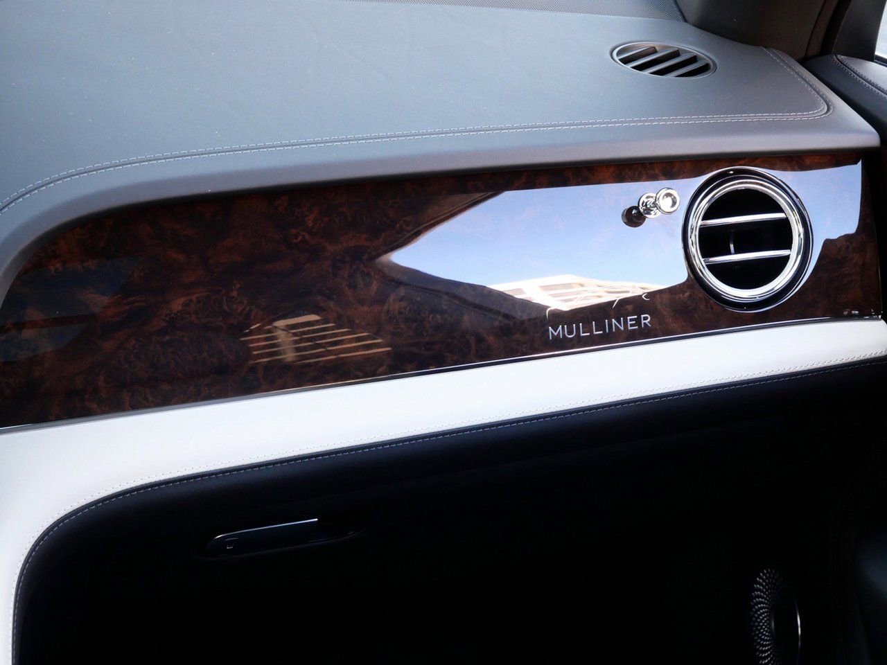 Used 2025 Bentley Bentayga Extended Wheelbase AWD/4WD image 27