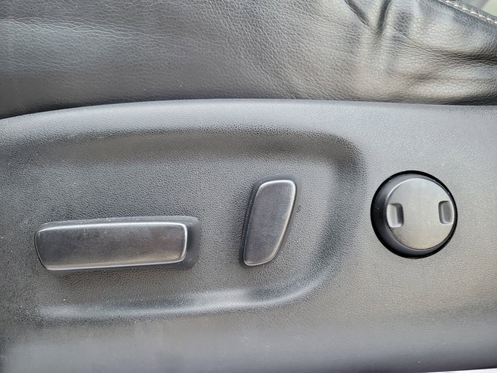 Used 2015 Toyota RAV4 Limited image 22