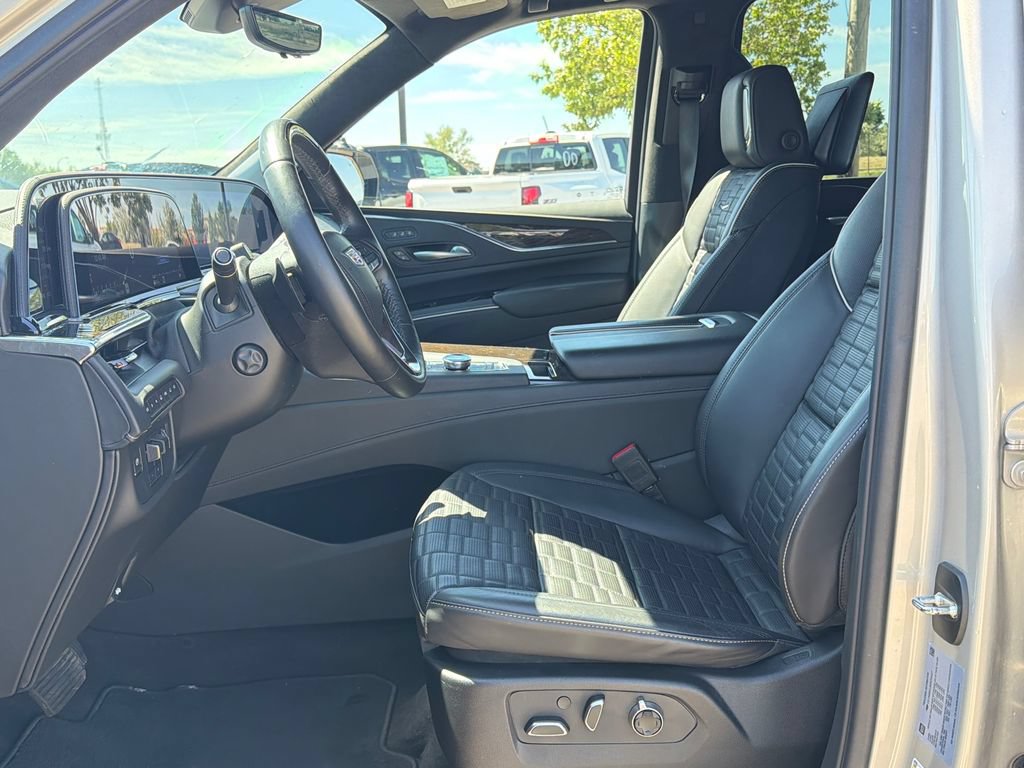 Used 2024 Cadillac Escalade ESV Sport Platinum w/ LPO, ONYX Package AWD/4WD image 18