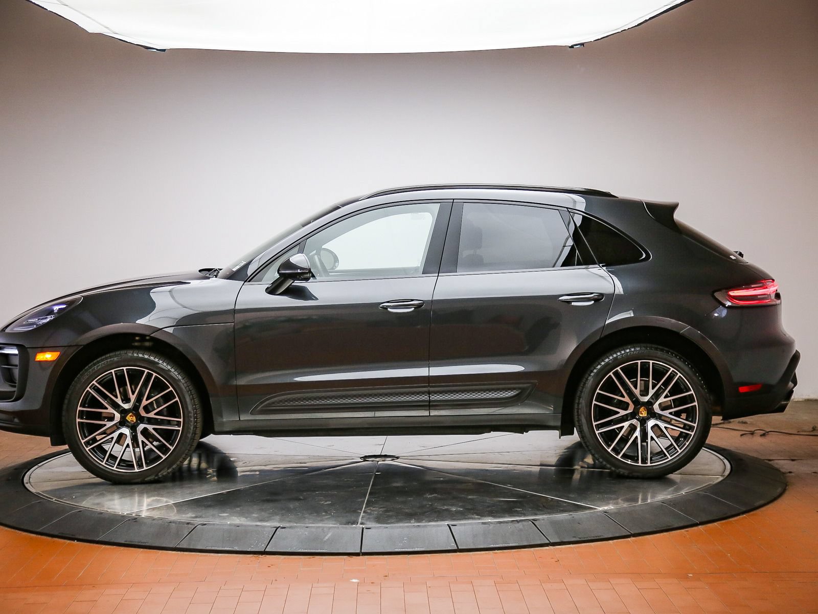 Certified 2026 Porsche Macan AWD/4WD image 2