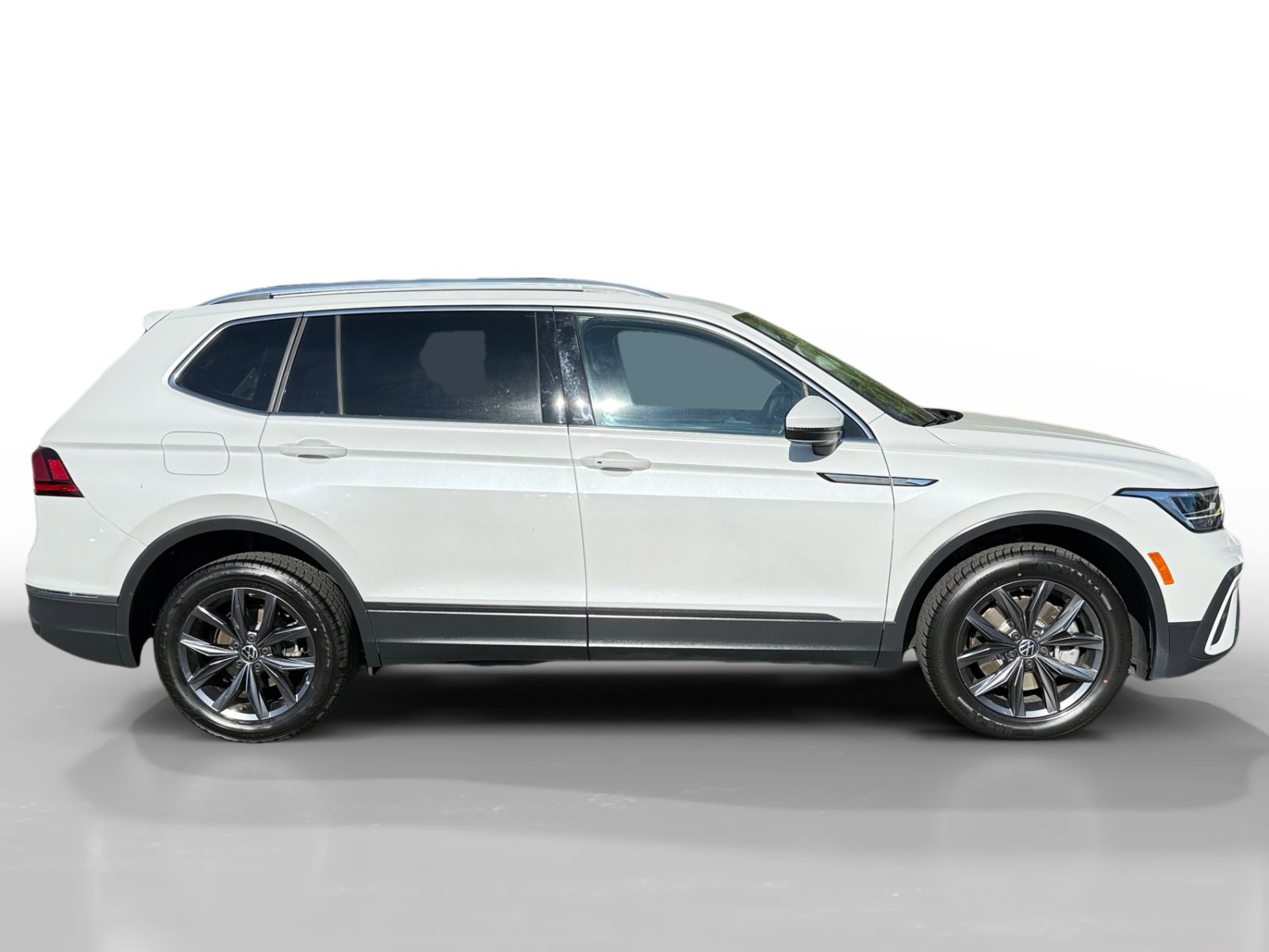 Used 2023 Volkswagen Tiguan SE image 6