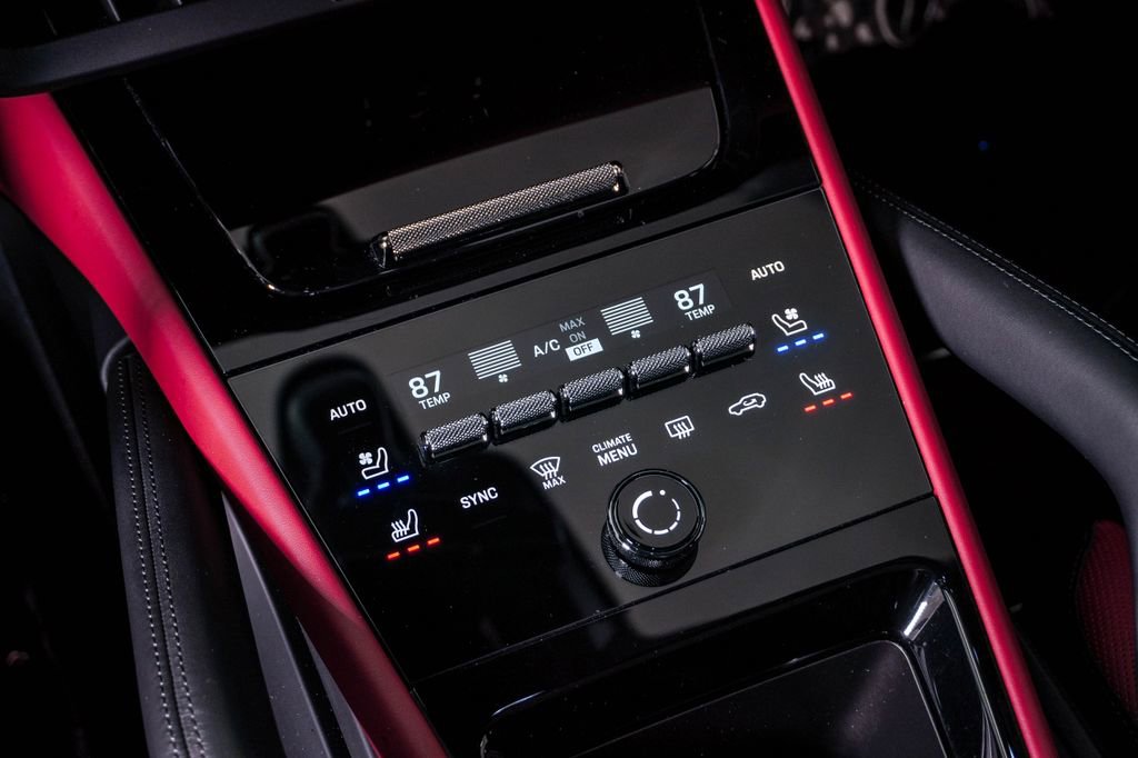 Certified 2025 Porsche Cayenne Coupe AWD/4WD image 24