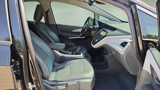 Used 2020 Chevrolet Bolt Premier w/ Infotainment Package FWD image 28