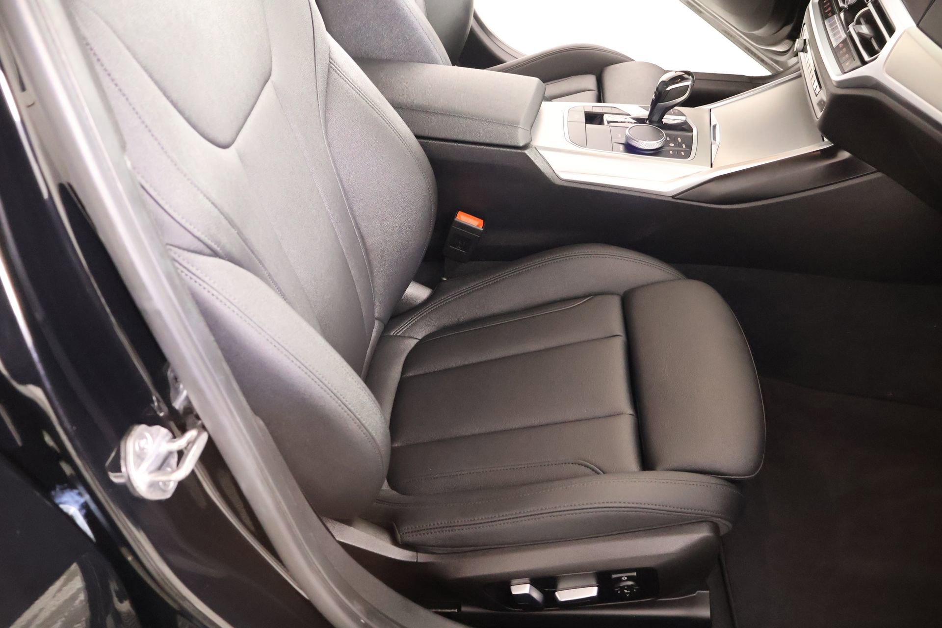 Used 2020 BMW 330i Sedan w/ Convenience Package image 14