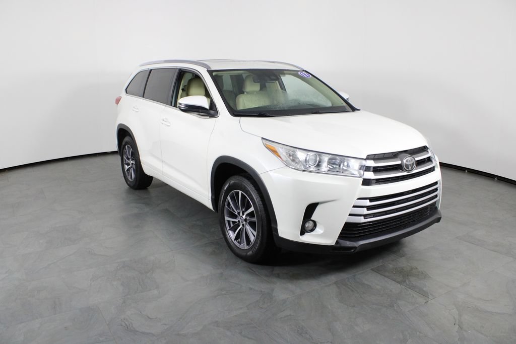 Used 2017 Toyota Highlander XLE FWD image 4