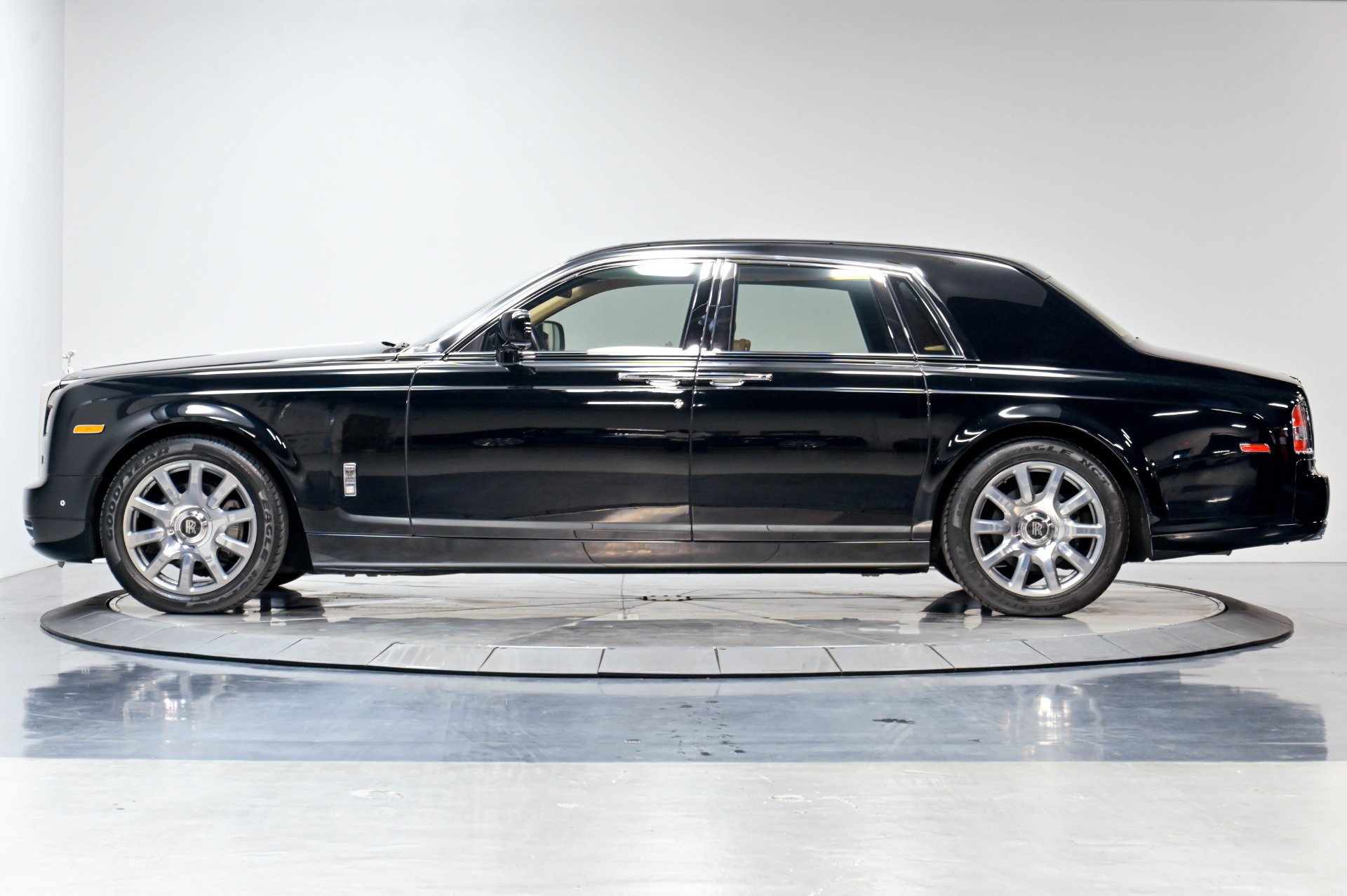 Used 2013 Rolls-Royce Phantom Sedan RWD image 57